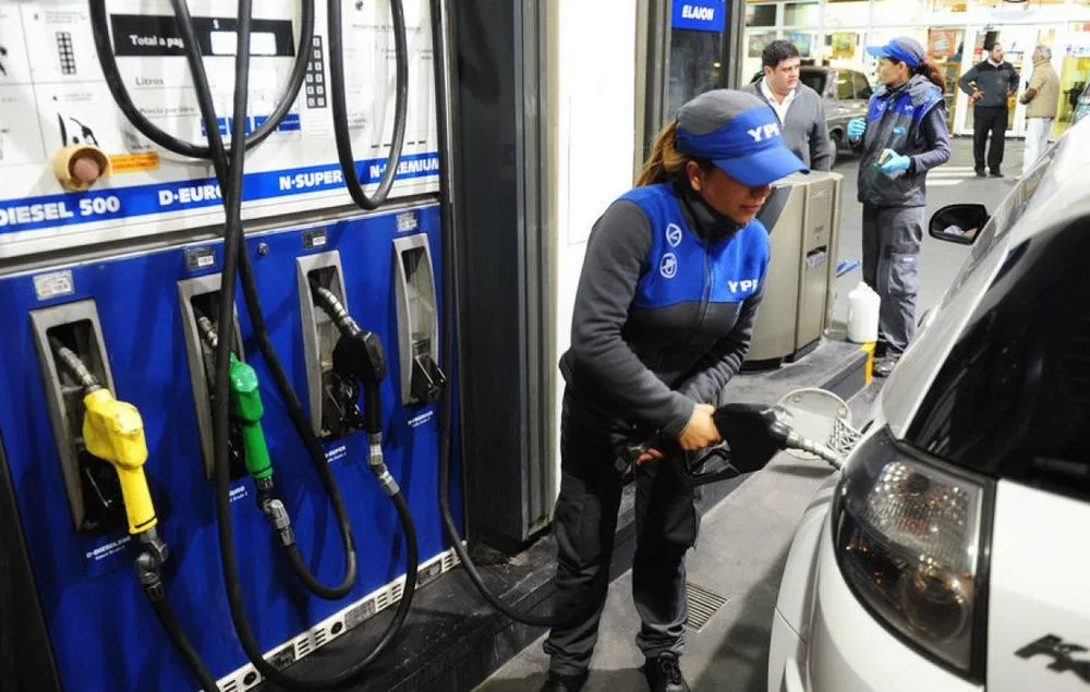 YPF ajusta un 1 % sus precios de combustibles y prorroga su mecanismo de “buffer” por 45 días