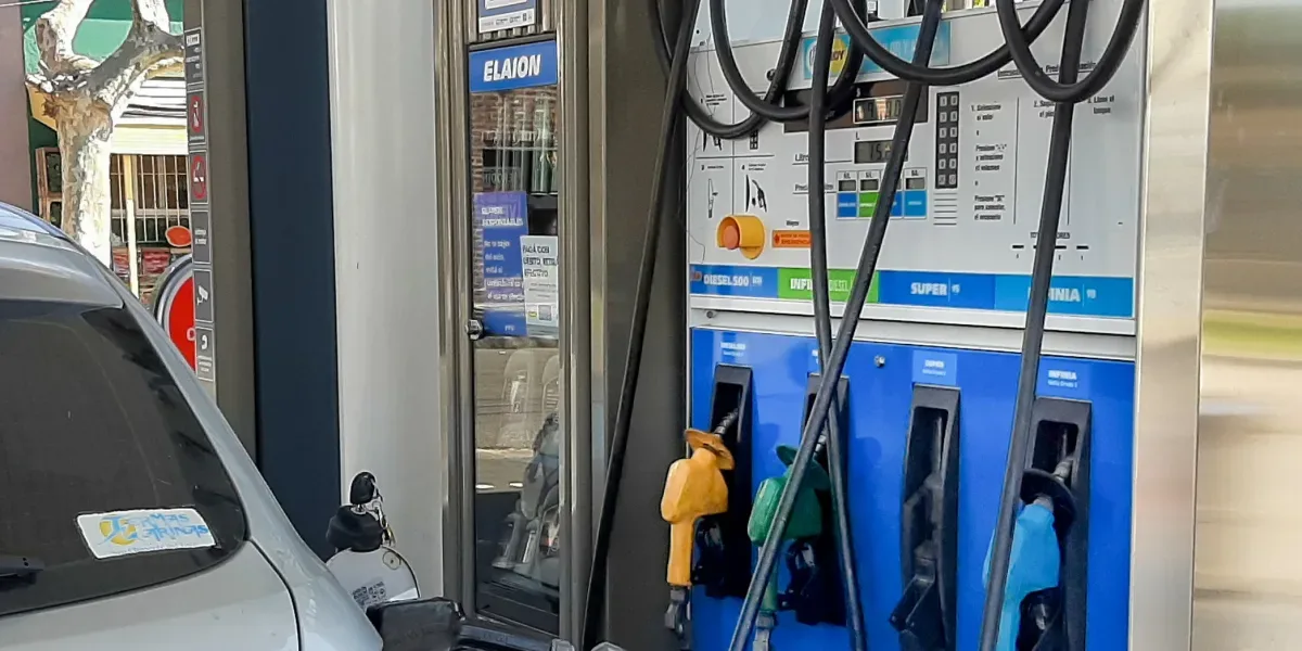 YPF mantendrá control parcial en el precio de combustibles ante la escalada internacional del petróleo