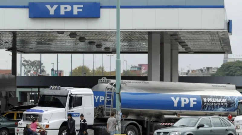YPF sube 1% el precio de sus combustibles y fija un congelamiento por 45 días