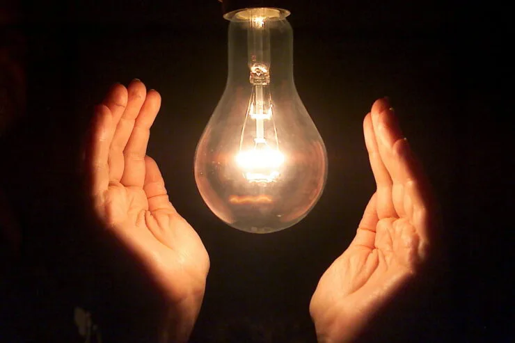Ajustan desde julio las tarifas eléctricas y modifican subsidios para sectores específicos