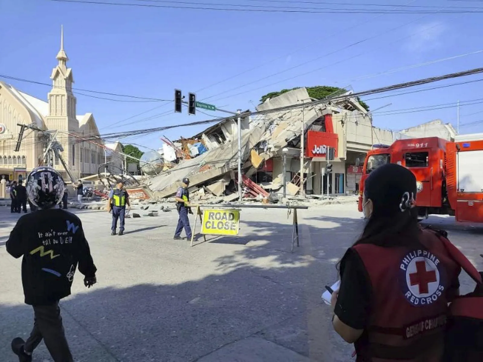 Al menos 35 muertos y cientos de heridos tras sismo en el sur de Filipinas