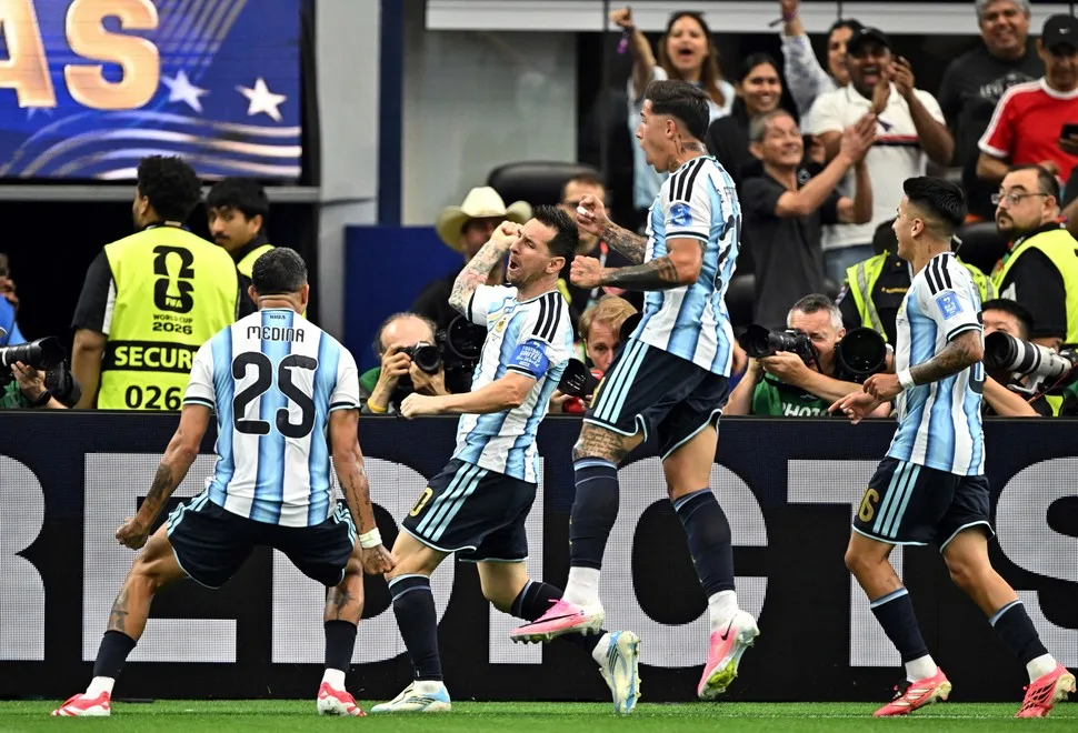 Argentina aseguró su pase a octavos con doblete de Messi frente a Austria