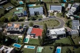 La provincia establece régimen para cobrar canon y tasas hídricas a barrios privados sin permisos