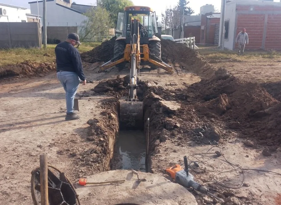 Avanza la instalación de cloacas en La Rural antes de la pavimentación de cuatro cuadras