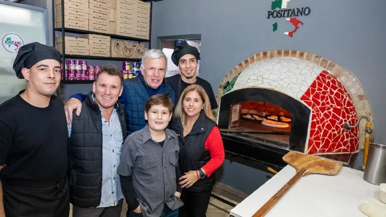 Carlos Balor visitó la pizzería Positano y destacó su crecimiento en Berazategui
