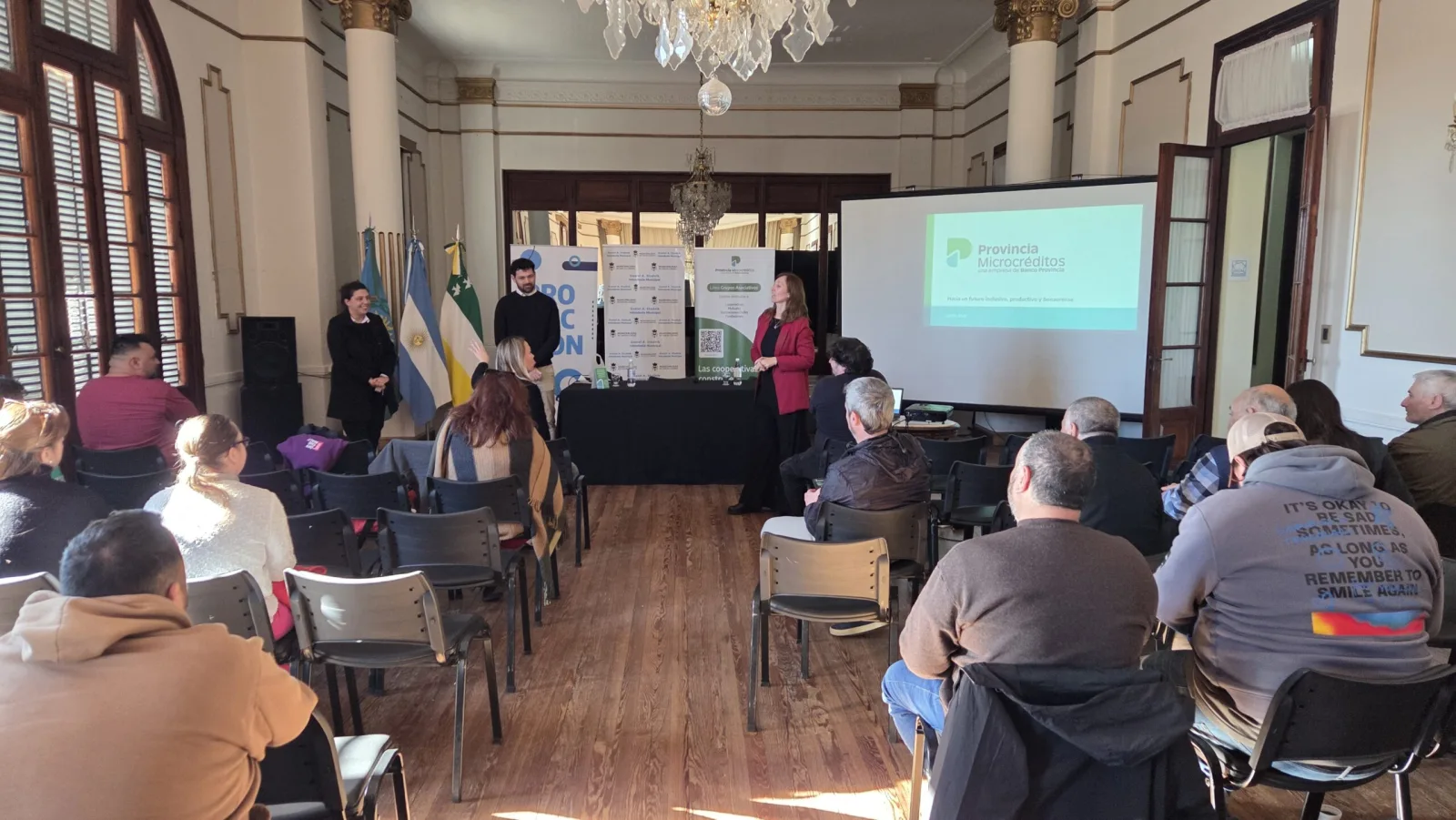 Casares impulsa el acceso a microcréditos para fortalecer emprendedores e instituciones locales