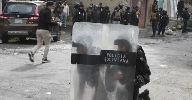 Choques violentos en La Paz durante masiva marcha contra el presidente de Bolivia