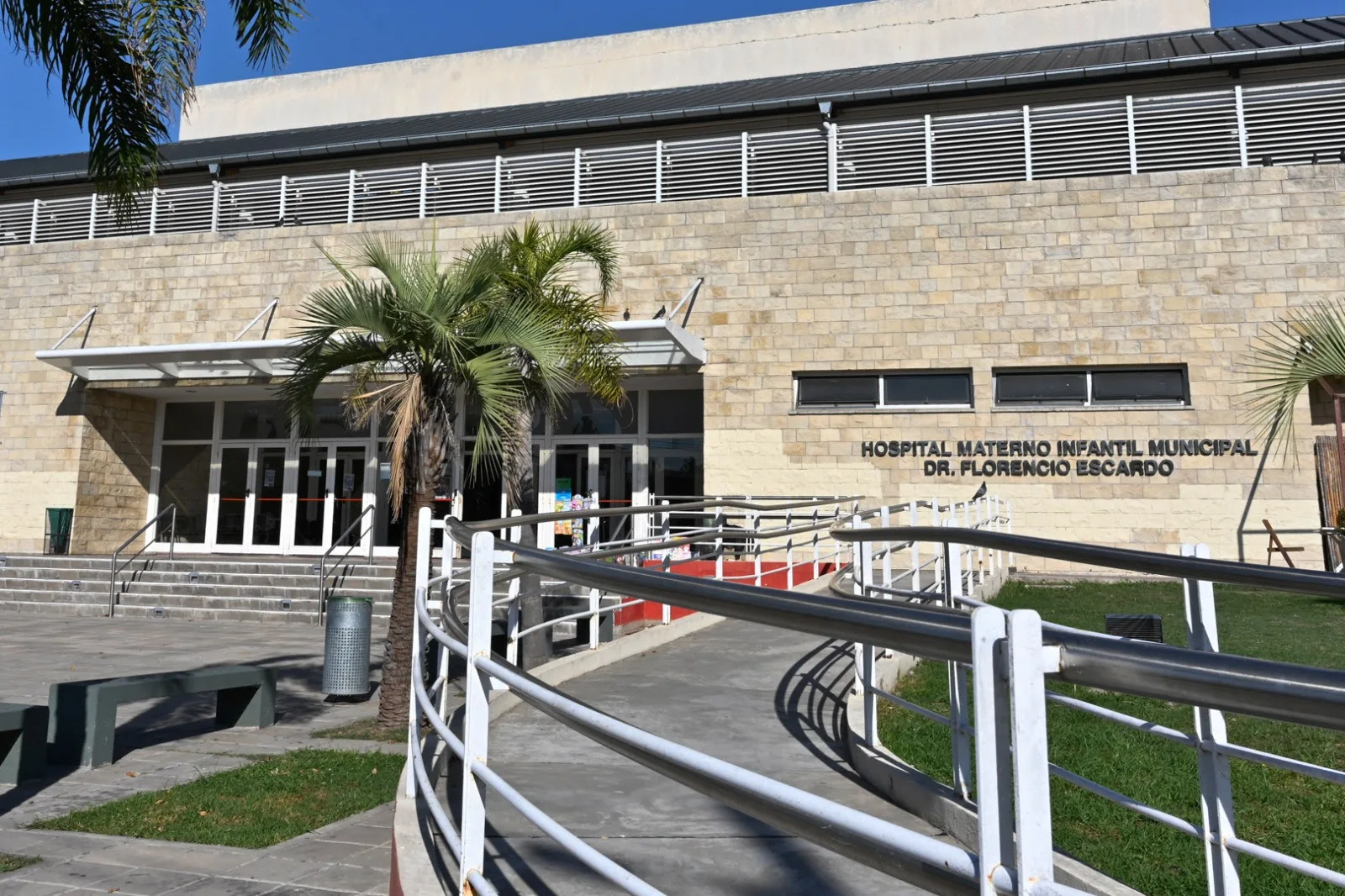 Cirugía magnética sin cicatrices extrae un clavo del abdomen de un niño en hospital público