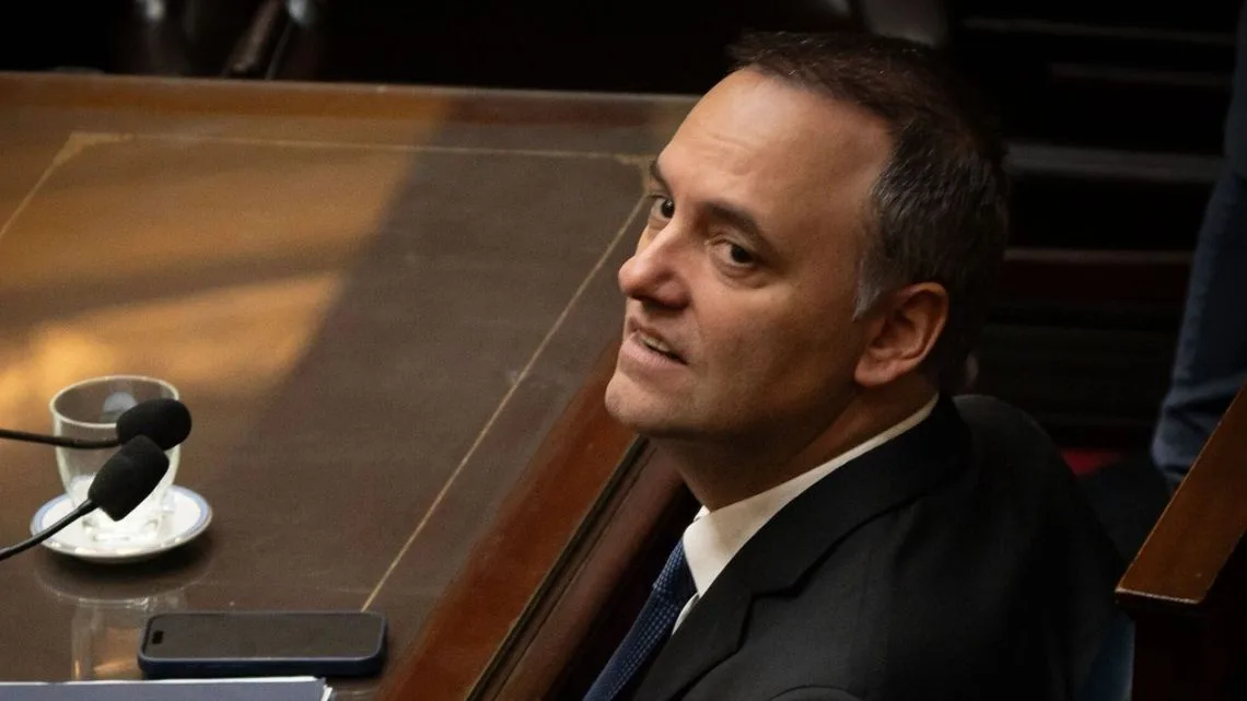 Crece la presión política y judicial sobre Manuel Adorni tras ocultar medio millón de dólares