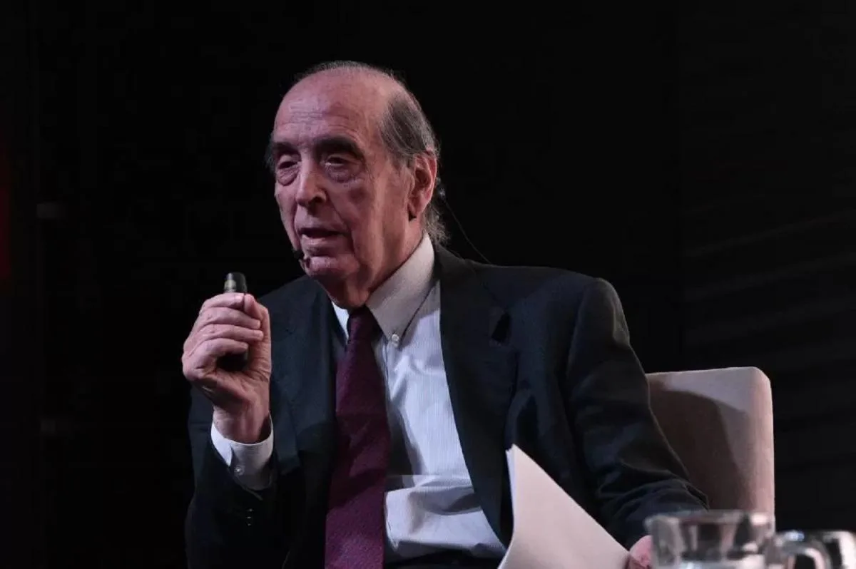 Economista cercano a Milei alerta que el éxito económico en Argentina podría encarecer el país
