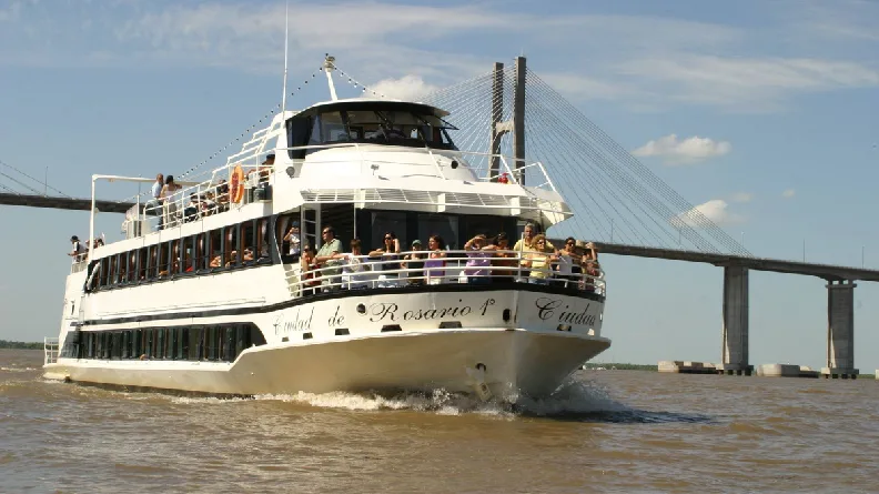 El barco Ciudad de Rosario se prepara para volver a navegar tras una restauración integral