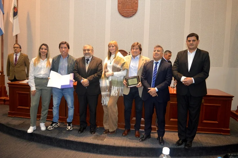 El Concejo Deliberante de Santiago sanciona ordenanzas y reconoce trayectoria deportiva local
