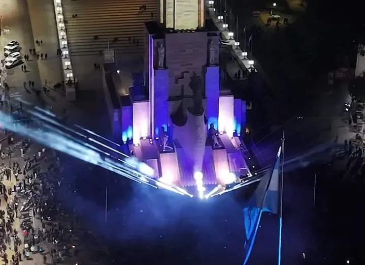 El espectáculo visual que iluminó el Monumento en la Fiesta del Día de la Bandera