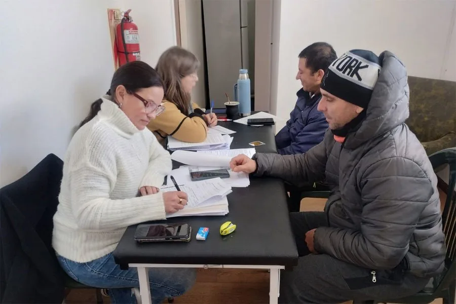 El gobierno provincial impulsa asistencia para trabajadores de Granja Tres Arroyos y sus familias