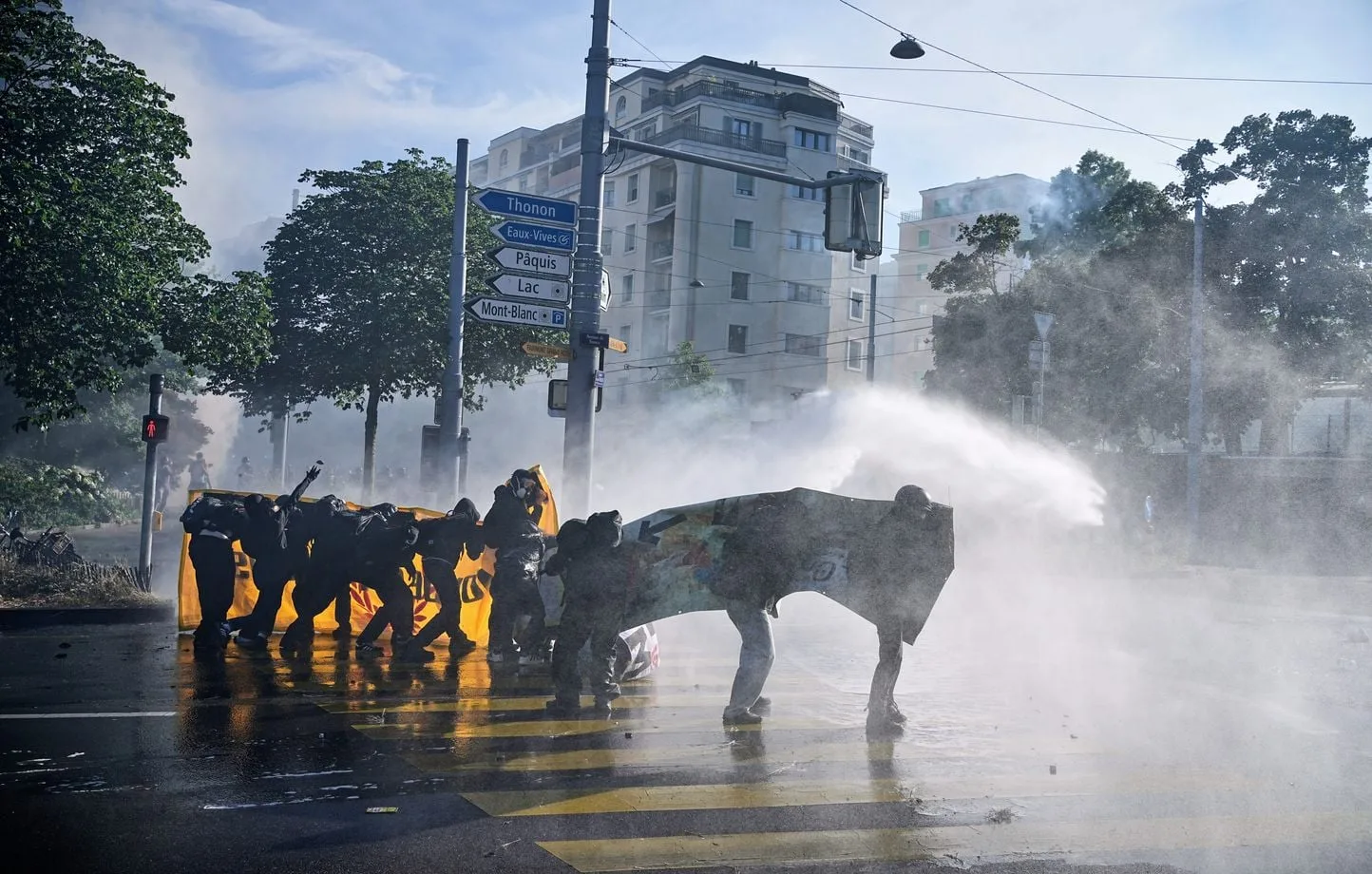 Enfrentamientos violentos marcan el inicio de protestas anti-G7 en Ginebra