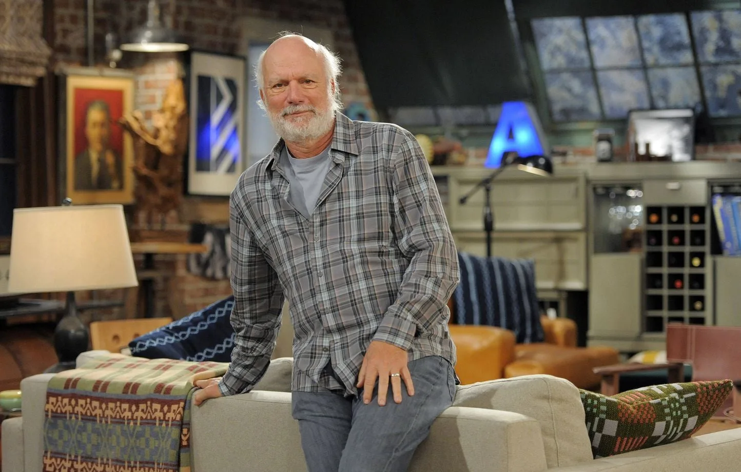 Fallece James Burrows, director clave de las comedias que marcaron la televisión estadounidense
