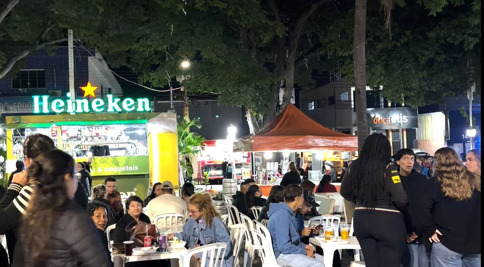 Feira da Lua celebra ocho años como referente de artesanía y comercio local