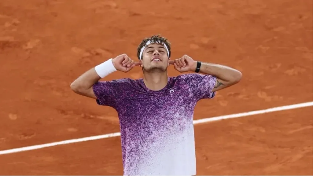 Flavio Cobolli accede a la final de Roland Garros tras la baja de Matteo Arnaldi