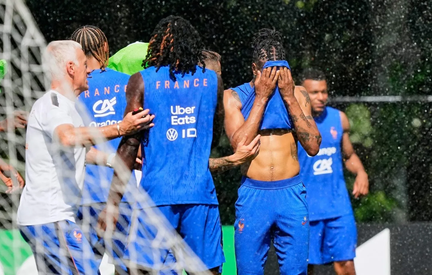 Francia enfrenta el calor y dudas en defensa antes de su duelo con Senegal en el Mundial