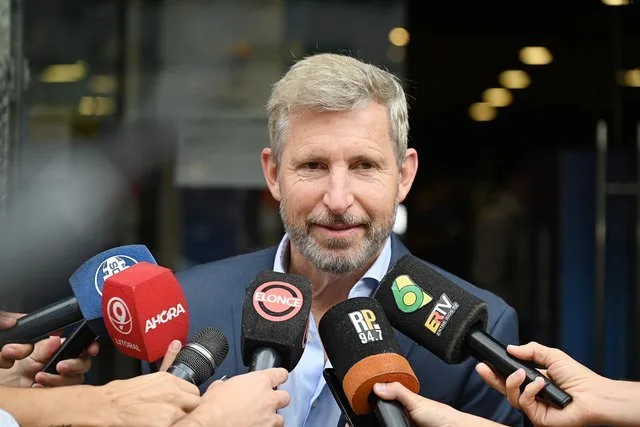 Frigerio destaca que la prensa fortalece la democracia al cuestionar a los políticos