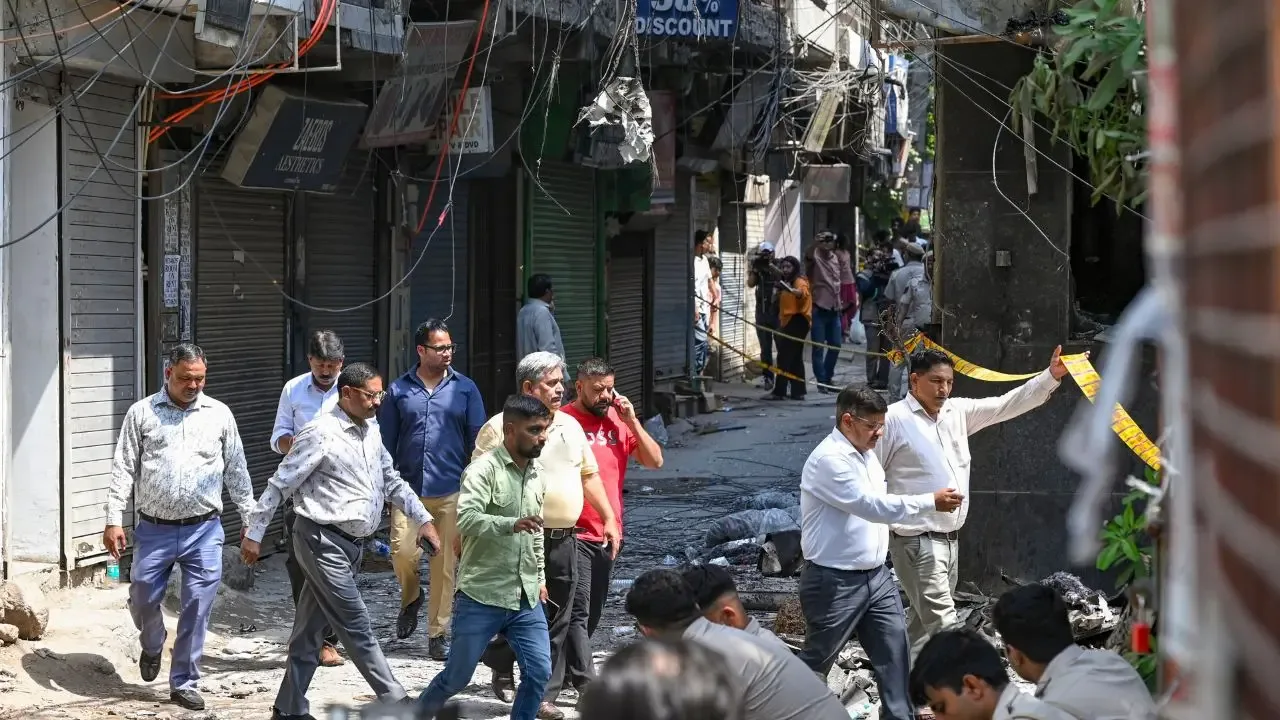 Investigación preliminar apunta a cortocircuito como causa del incendio en hotel de Delhi