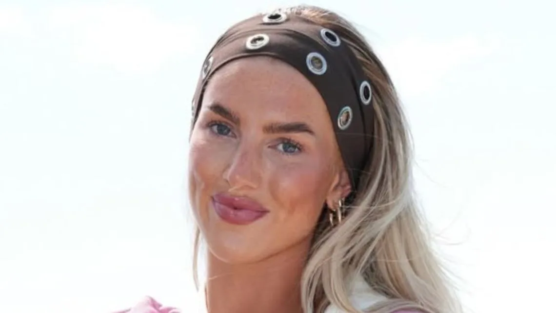 Kelci-Rose Bowers fusiona bloques deportivos y sastrería en un estilo moderno y urbano