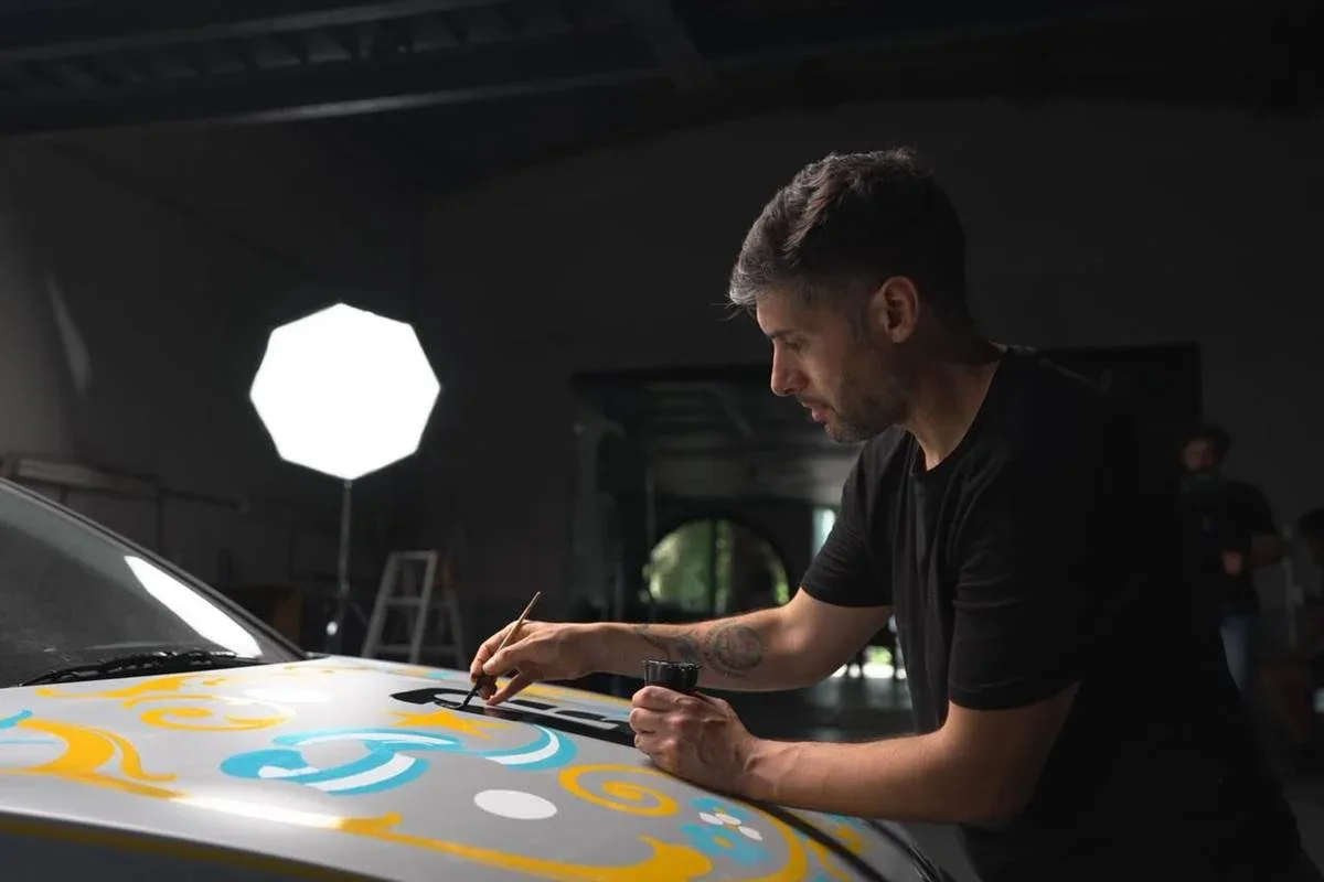 Kia transforma sus autos en obras de arte para el Mundial de Fútbol 2026