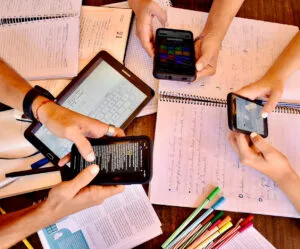 La dificultad creciente de sostener la atención en estudiantes universitarios ante la hiperconectividad