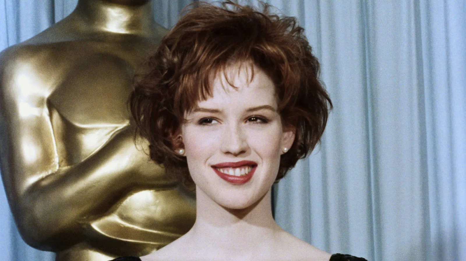 La evolución del estilo único de Molly Ringwald, un ícono de los años 80