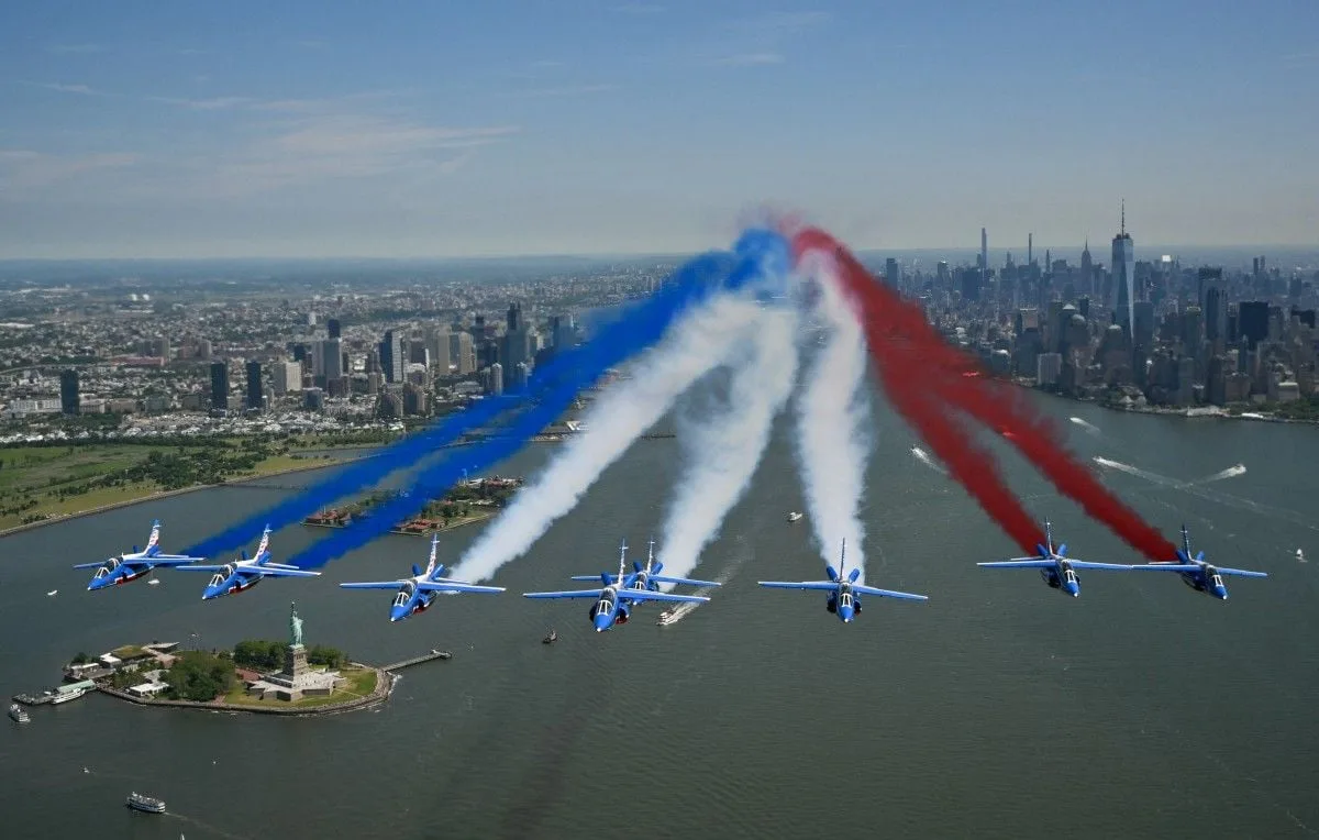 La Patrulla de Francia rinde homenaje con espectáculo aéreo sobre la Estatua de la Libertad