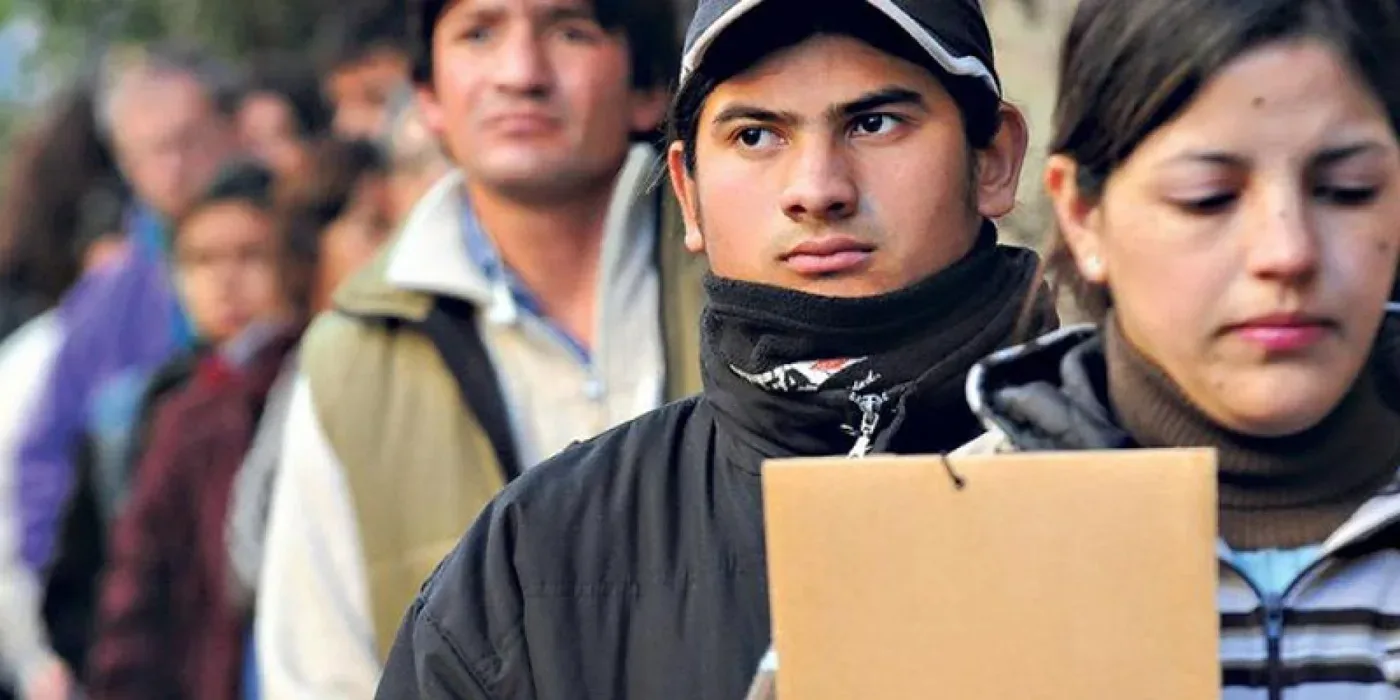 La tasa de desempleo bajó ligeramente pero la informalidad laboral sigue en aumento