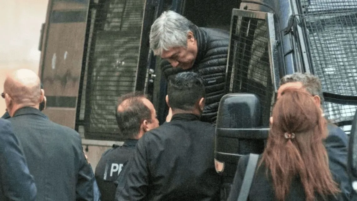 Lázaro Báez regresó a su celda tras internación por pulmonía y recibe la visita del juez que lo condenó
