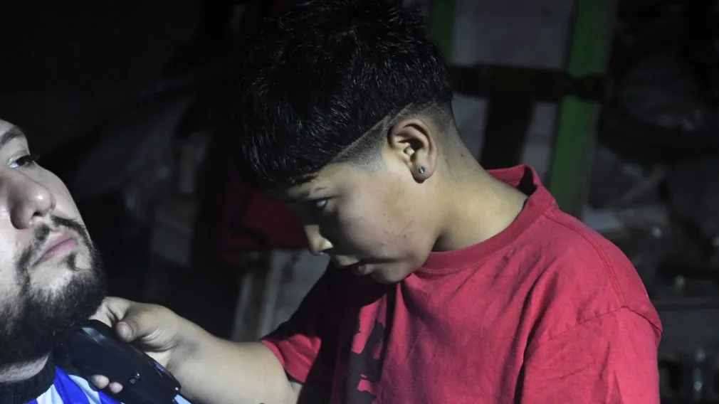 Lucho, el niño que transforma su pasión por la barbería en un acto de solidaridad