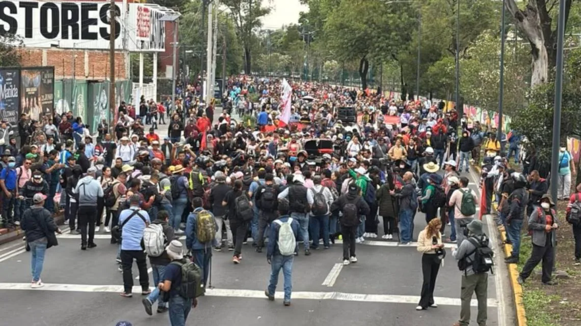 Maestros bloquean vía clave cerca del estadio Azteca a dos días del Mundial 2026