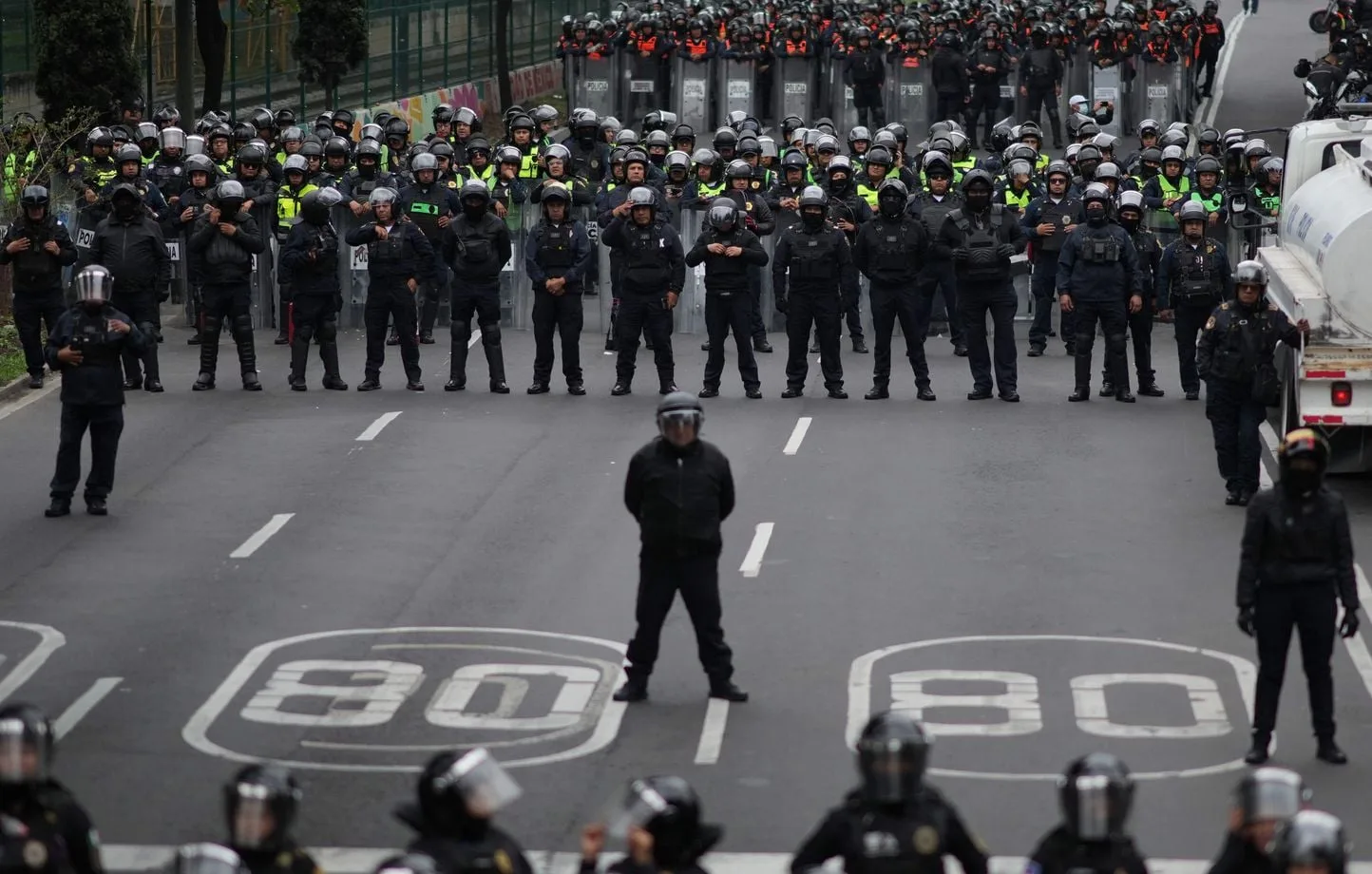 Manifestantes bloquean el acceso al Estadio Azteca previo al inicio del Mundial de fútbol