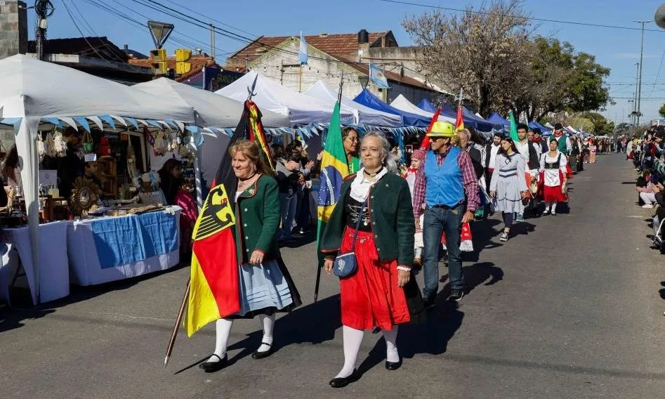 Más de mil vecinos celebraron el Día de la Bandera en avenida Facundo Zuviría
