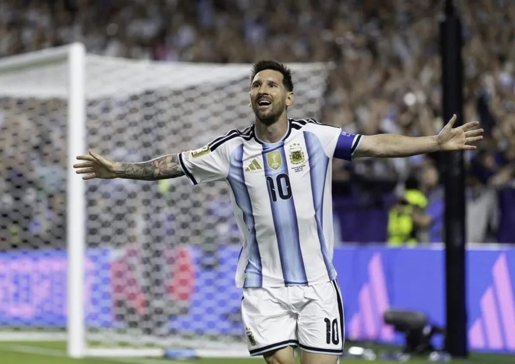 Messi lideró a Argentina con un hat-trick en la goleada inicial contra Argelia