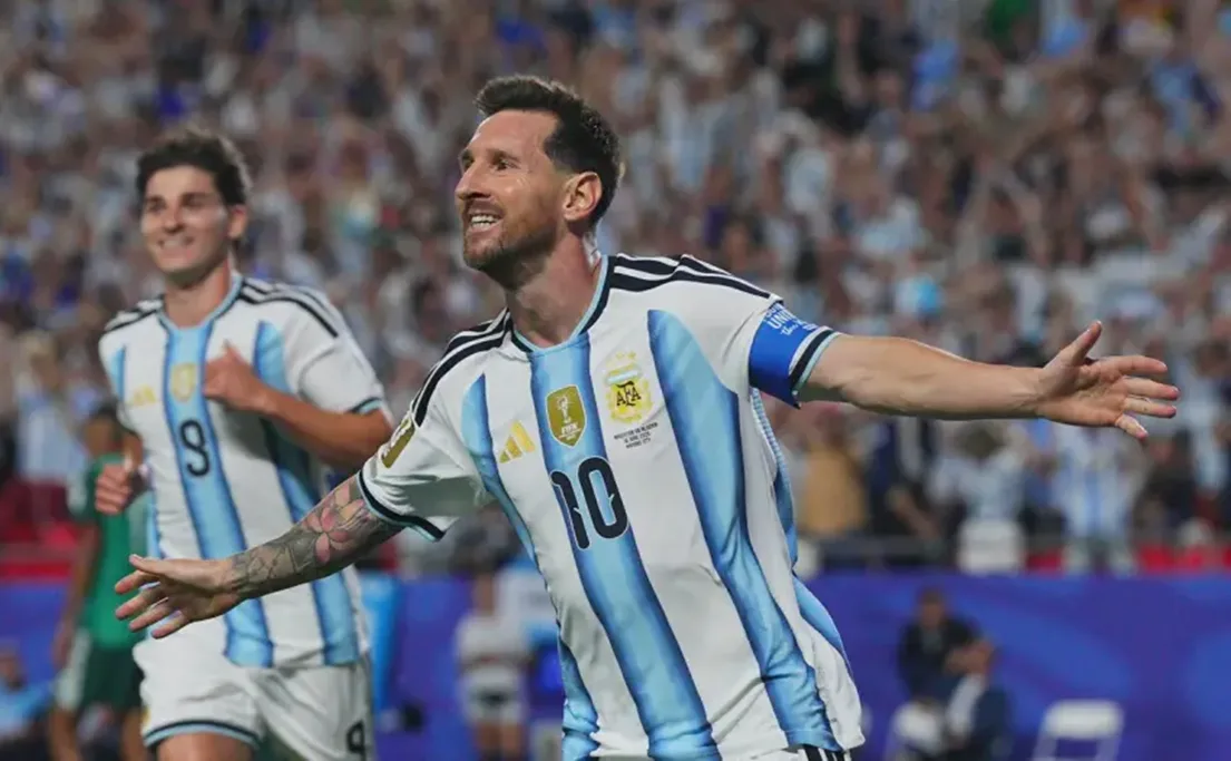 Messi lideró a Argentina con un triplete en la goleada 3-0 sobre Argelia en su estreno mundialista
