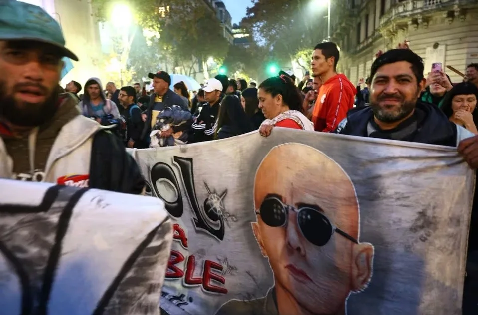 Miles de fanáticos se reúnen en Avellaneda para despedir al Indio Solari