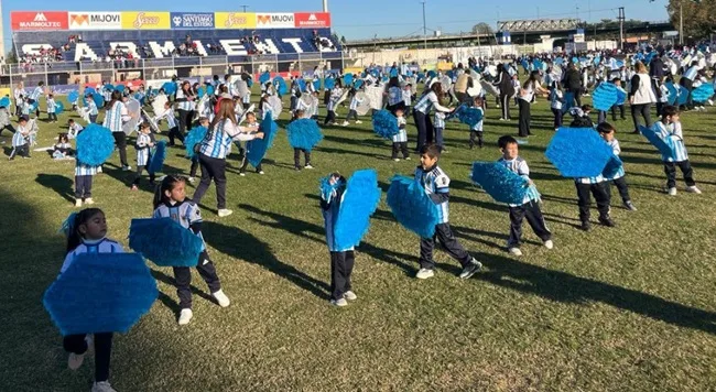 Niños de jardines municipales renovaron su compromiso con la Bandera Nacional