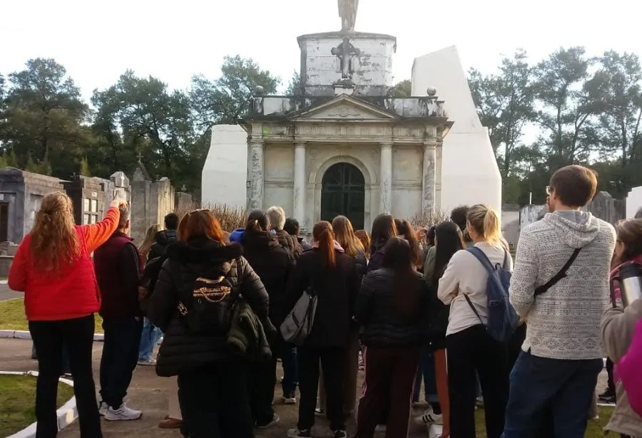 Nueva visita guiada recorre la historia y arquitectura del Cementerio Municipal