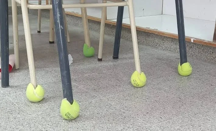 Pelotitas de tenis para reducir ruidos y favorecer la inclusión de niños con autismo en escuelas