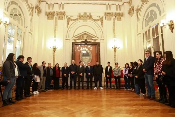 Periodistas exigen mejores condiciones laborales y cese de ataques digitales en su día