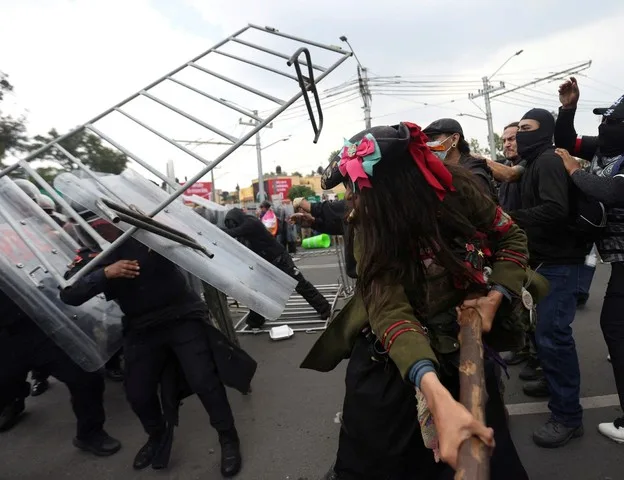 Protestas y enfrentamientos marcan la inauguración del Mundial 2026 en el Estadio Azteca