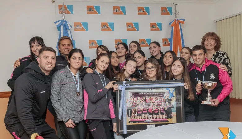 Reconocen a las campeonas nacionales sub-14 de hockey pista en homenaje oficial