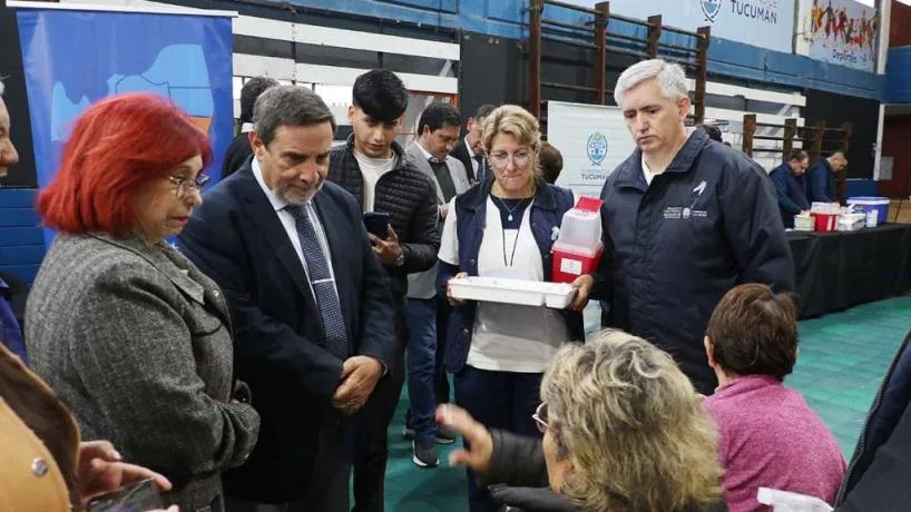 Salud Pública entrega boleto gratuito a jubilados junto a controles y vacunación preventiva