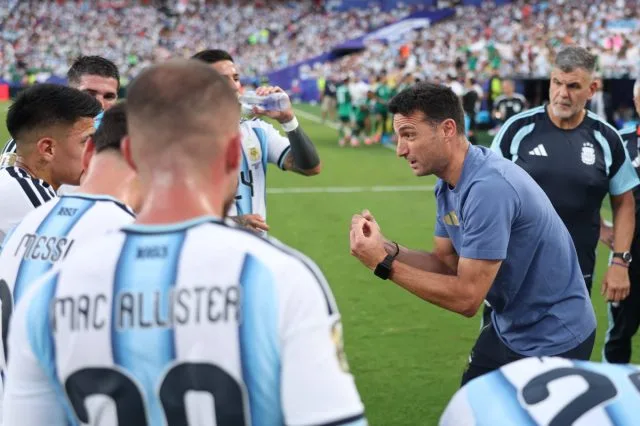 Scaloni destaca la influencia y liderazgo de Messi tras estreno con victoria en el Mundial