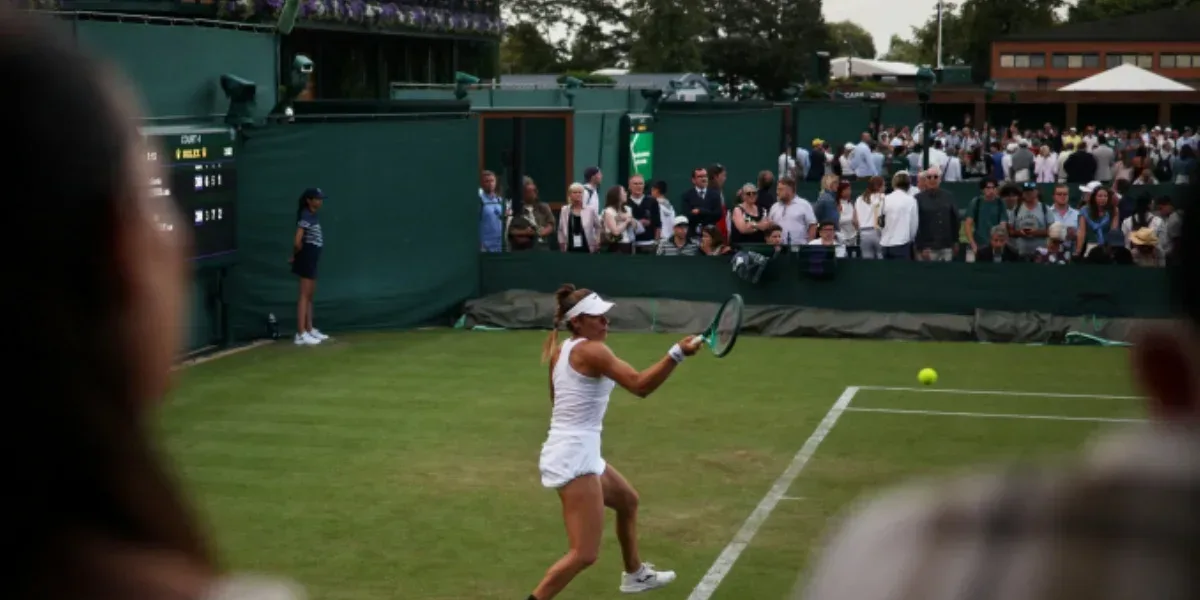 Solana Sierra avanzó a segunda ronda en Wimbledon tras dura batalla en tres sets