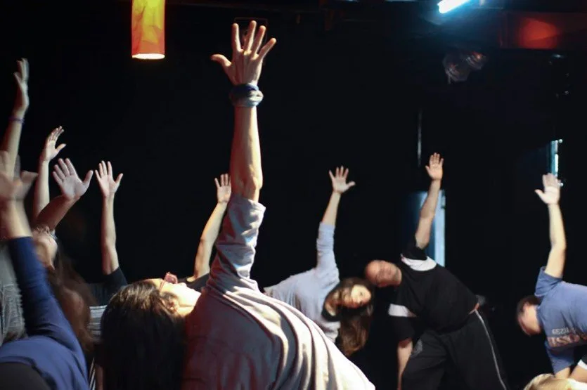 Taller de teatro para adultos busca combatir la depresión y fortalecer vínculos sociales
