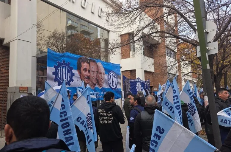 Trabajadores movilizan contra despidos y vaciamiento en planta metalúrgica de Villa Devoto